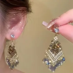Eleganti orecchini a nappa con fiori in zircone e cristallo con ago in argento