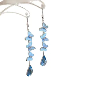 Eleganti orecchini a pendente in argento con farfalle blu smaltate e gocce di cristallo