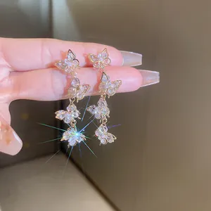 Vista dettagliata di eleganti orecchini a farfalla dorati con cristalli di zirconia