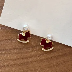 Pendientes de plata elegantes con caballitos rojos flocados, perlas y cristales.