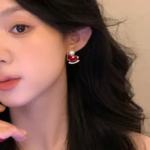Pendientes de caballo balancín flocado rojo con perlas en modelo asiática elegante