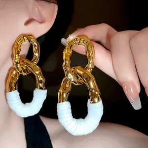 Pendientes de eslabones dorados extragrandes con elegante detalle de envoltura blanca