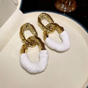 Pendientes de cadena ovalados dorados con elegante envoltura de cuero blanco plisado