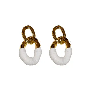 Pendientes ovalados dorados con detalles de cuero plisado blanco y postes de plata S925