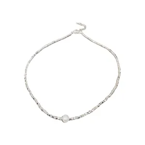 Elegant silver geometric beaded necklace with central pearl for a minimalist style