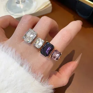 Bagues ouvertes élégantes en cristal carré multicolore avec finition dorée de luxe