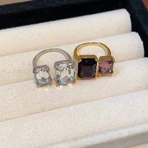 Vue détaillée de deux élégantes bagues ouvertes en strass en argent et en or