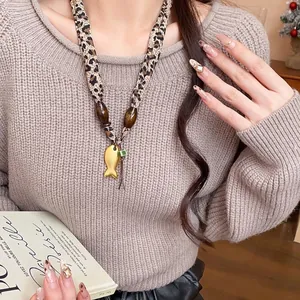 Collana con Ciondolo a Pesce in Tessuto con Stampa Leopardata Retro per Donna Catena per Maglione con Perline in Legno e Resina