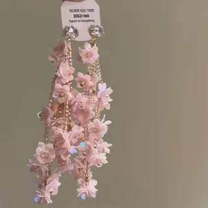 Elegantes pendientes largos de flores rosas con flecos de lentejuelas y tachuelas cristal.