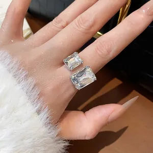 Bague ouverte élégante de couleur argentée avec deux pierres carrées étincelantes