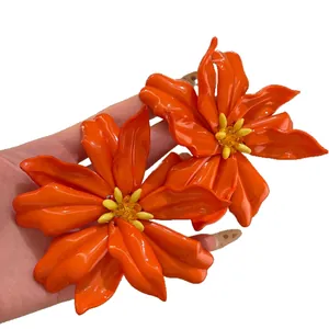 Grandi orecchini a lobo bohémien in acrilico arancione con petali di fiori da donna
