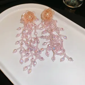 Pendientes de flores rosas dulces hechos a mano con borla de cuentas de cristal