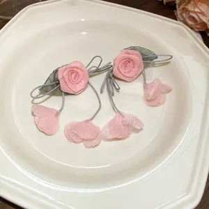 Pendientes artesanales de rosas de tela rosa estilo Mori con pétalos colgantes dulces