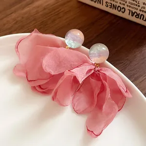 Pendientes colgantes de flores de gasa rosa con cuentas de perlas irisadas para mujer