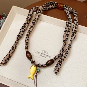 Elegante collana retro in tessuto leopardato con perle in legno e ciondolo pesce oro