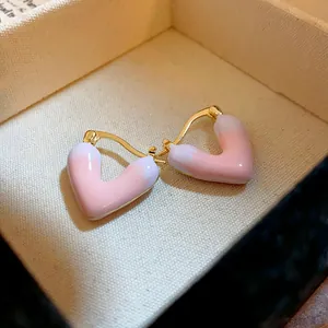 Pendientes de aro con forma de corazón rosa y detalle único de esmalte fundido dorado