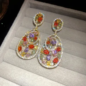 Orecchini vintage a goccia d'oro con cristalli pavé e pietre preziose colorate in velluto