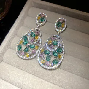 Dettaglio di orecchini a goccia in argento con pietre di zircone multicolore vivaci