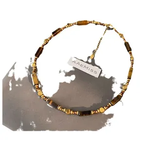 Elegante vergoldete Perlenkette mit runden und rechteckigen Tigeraugen-Edelsteinen