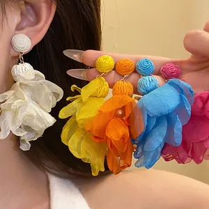 Orecchini pendenti boho fatti a mano in rafia e petali di fiori di chiffon con perle