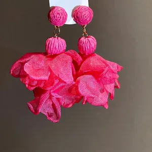 Orecchini a goccia in rafia rosa e fiori di chiffon voluminosi per donne eleganti