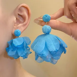 Eleganti orecchini a fiori in rafia e chiffon blu con un romantico stile da vacanza