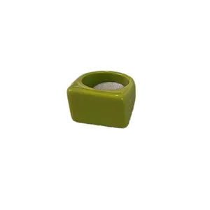 Bague carrée minimaliste en résine verte avec une finition brillante lisse