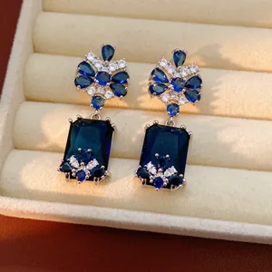 Squisiti orecchini in argento stile vintage con cristalli blu scuro e decori floreali