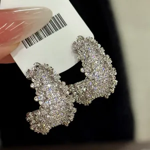 Dettaglio di orecchini a perno vintage in argento con cristalli bianchi scintillanti