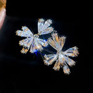 Dettaglio ravvicinato di orecchini a fiore vintage con pietre di zirconia luccicanti