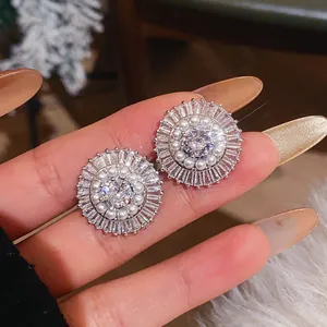 Dettaglio ravvicinato di eleganti orecchini retrò a fiore con cristalli lucidi e perle