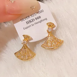 Dettaglio di orecchini a ventaglio placcati oro con strass e perni in argento S925.