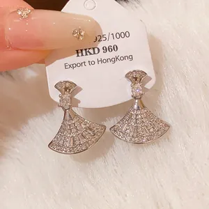 Primo piano di orecchini vintage a ventaglio con strass luccicanti e perni in argento
