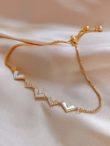 Elegante bracciale a cuore placcato oro con zirconi su morbido tessuto di raso