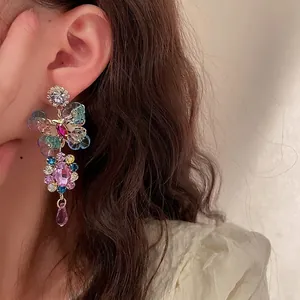 Orecchini retrò stile palazzo con fiori di cristallo colorati e strass scintillanti.