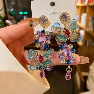 Vista dettagliata di orecchini asimmetrici con fiori in cristallo e design retrò