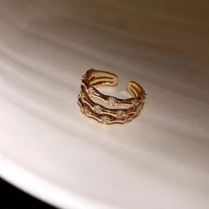 Bague ouverte élégante à trois couches motif bambou avec pierres en zircon.