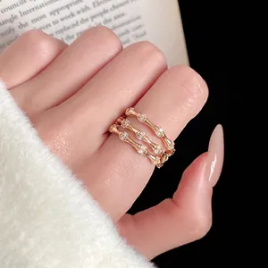 Bague élégante à trois couches en or motif bambou sertie de pierres en zircone