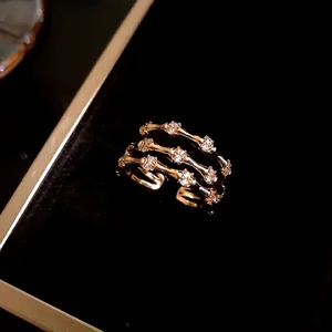 Élégante bague bambou à trois couches avec zircons brillants et finition dorée