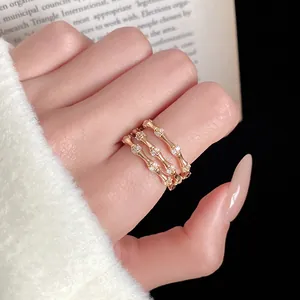 Vue macro détaillée d'une bague à trois couches en or rose avec motif de bambou.