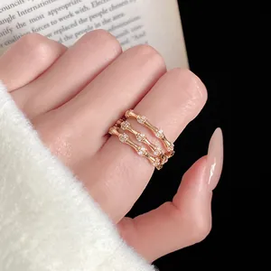 Détail d'une bague trois couches dorée motif bambou avec incrustation de zircons