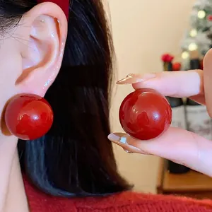Elegante große rote Perlenohrstecker mit minimalistischem französischem Ästhetik-Design