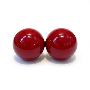 Elegante minimalistische rote Kugelohrstecker mit glänzender Oberfläche und Silbernadeln.