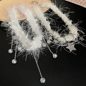 Collier choker en peluche blanche avec glands en cristal et détails de breloques étoiles
