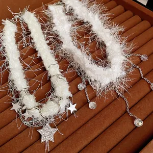 Élégant ensemble de colliers en peluche blanche avec glands en cristal et étoiles d'hiver