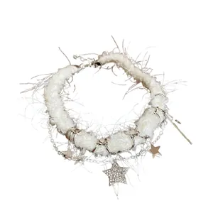 Collier en peluche blanche avec chaînes argentées et pendentifs d'étoiles en strass