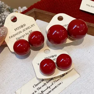 Nahaufnahme roter Perlenohrringe in drei Größen mit S925-Silbernadeln und glänzendem Finish