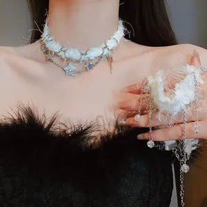 Gros plan du collier ras-du-cou blanc pelucheux avec étoiles et franges de cristal