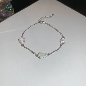 Elegante bracciale a cuore in zircone argentato minimalista con gemma verde chiaro