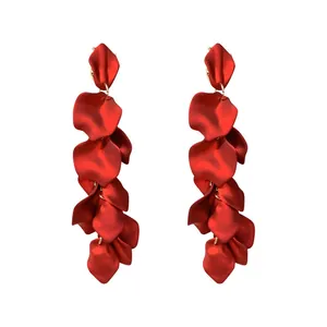 Magnifiques boucles d'oreilles pendantes à pétales rouges avec une finition mate chic